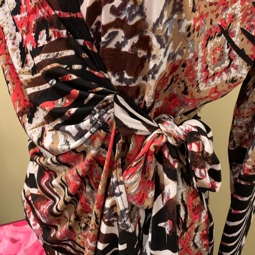 NWT STYLISH Animal Print Flattering Red blk wht blouse top! (notX n bundl sale) - Picture 5 of 10